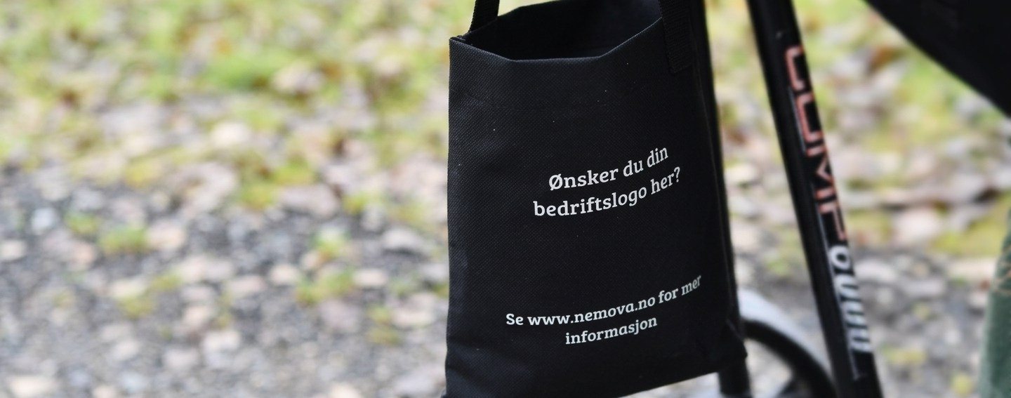 Nemova-sandpose med plass til sponsorlogo, montert på en golfbag