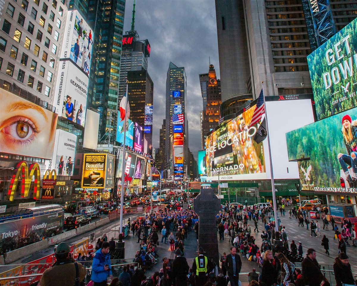 Times Square dekket av reklameskjermer og skilt